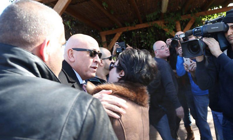 לפני החקירה, גאטס זכה לחיבוק מחנין זועבי