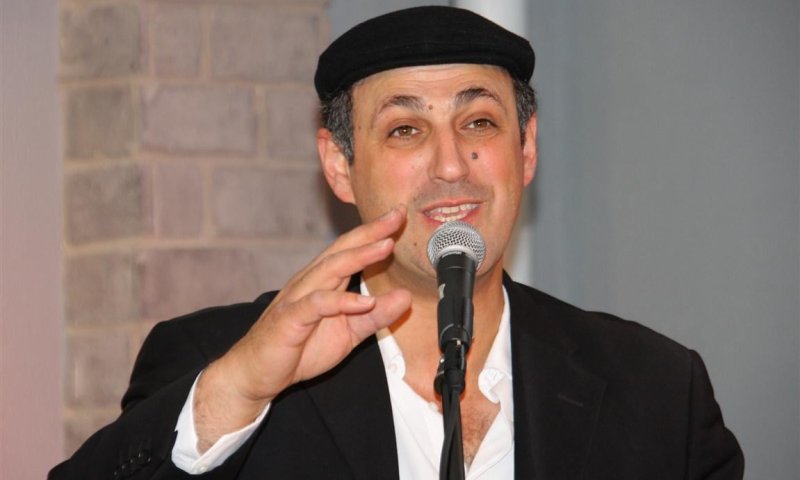 השחקן גולן אזולאי במופע אישי "רוקד בין שני עולמות"