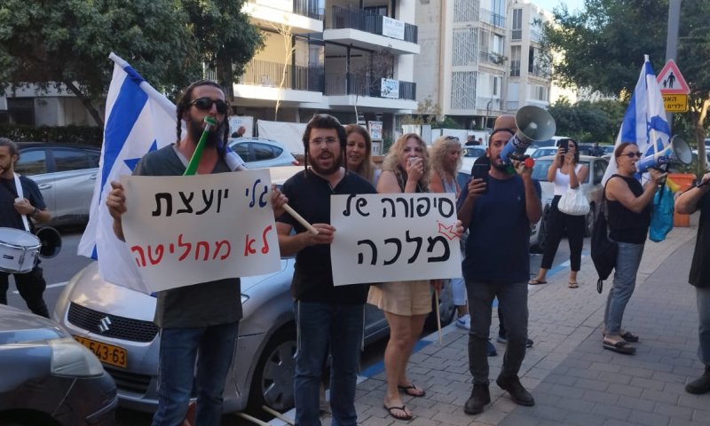 השכמה מחוץ לביתה של היועמ"שית. צפו