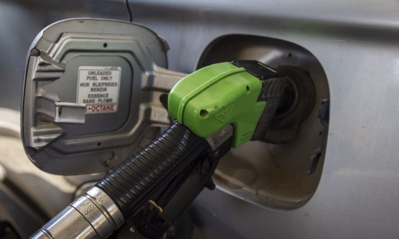 בשורה לנהגים: מחיר הדלק ירד ממחר בלילה