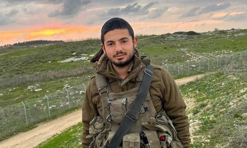 לפיד להורי החייל שנהרג: "המדינה בוכה יחד אתכם"
