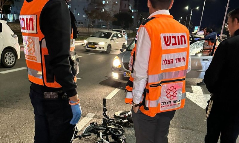 אשדוד: רוכב אופניים כבן 25 נפגע מרכב; מצבו קשה