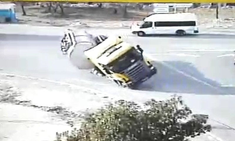 צפו: משאית חלב מתהפכת בצומת אלון שבות