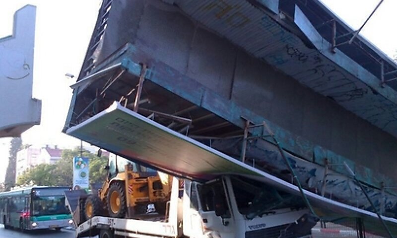 כפר סבא: גשר קרס על משאית, הנהג נהרג