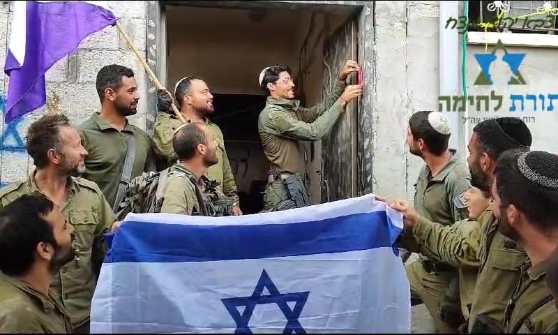צפו: לוחמים קובעים מזוזה בבית ברצועת עזה