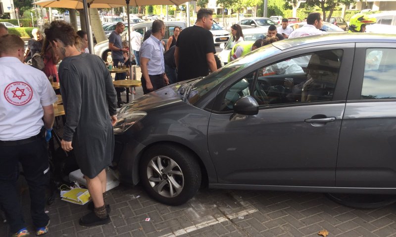 רכב דרס יושבי בית קפה ברחוב וייצמן בתל אביב
