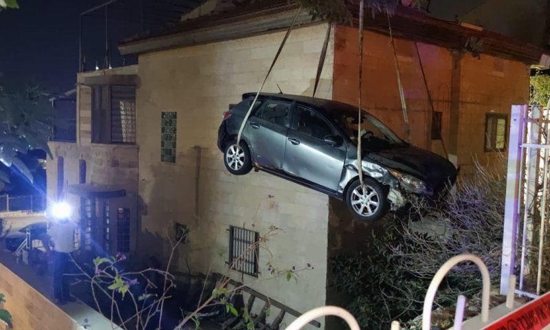 לאחר התאונה: הרכב מנווה דניאל חולץ במנוף &bull; תיעוד