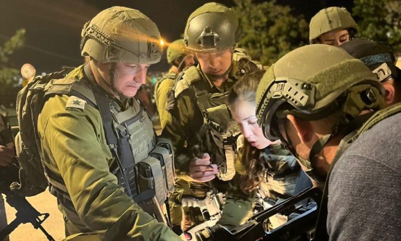 מחבל חדר לתקוע עם סכין; תושב ירה בו בפתח הבית