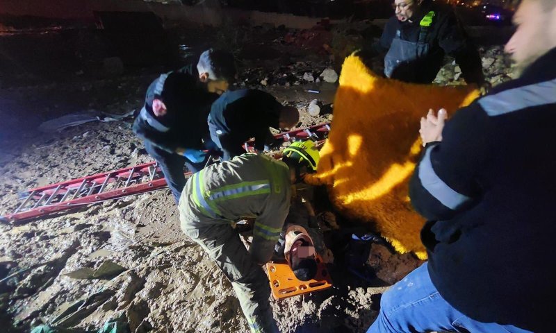 תיעוד דרמטי: חולץ נער ששקע בבוץ טובעני בירושלים