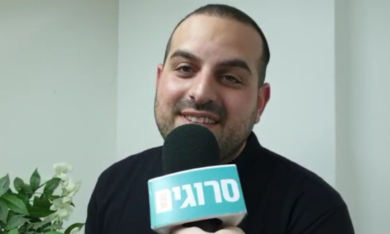 תפסנו את עקיבא רגע לפני הופעה עם אברהם פריד