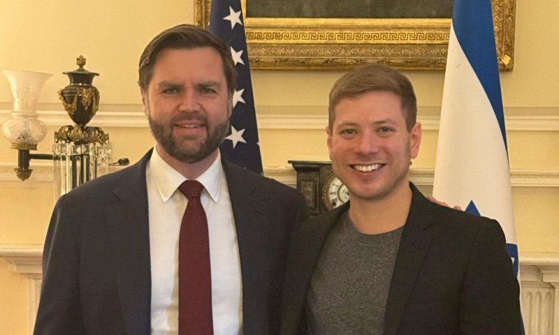 רגע אחרי האבא: יאיר נתניהו נפגש במפתיע עם סגן נשיא ארה"ב