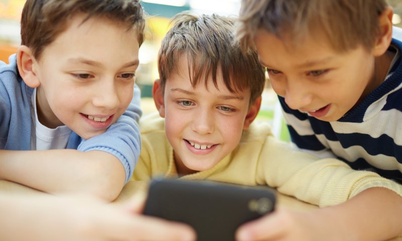 קייטנה במסך: איך תתמודדו עם הסכנה הנפוצה בחופש?