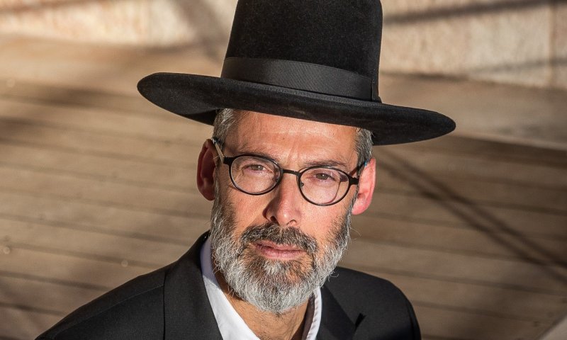 "נשיקת עקרב" | התמיכה ברב מאיר כהנא דווקא גורמת לו נזק