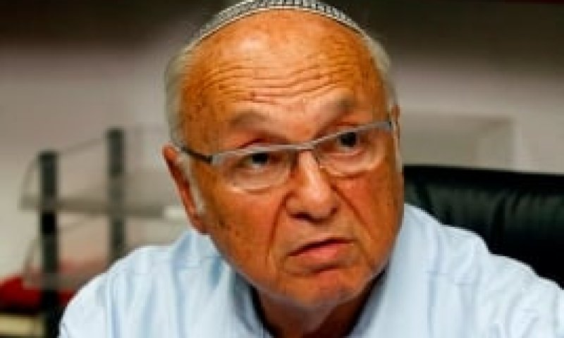 מתפללים לשר נאמן: אין לך בושה להראות את פניך כאן?!