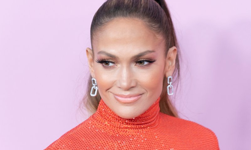 על השטיח האדום: ג'ניפר לופז בשמלה מושלמת