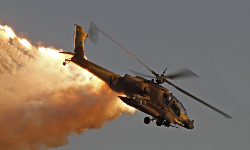 צפו: מסוק אפאצ'י מטייסת מסוקי הפתן בתצוגה