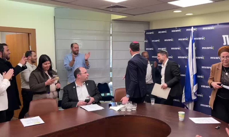 מזל טוב: סמוטריץ' חגג יום הולדת 45 בישיבת הסיעה | צפו