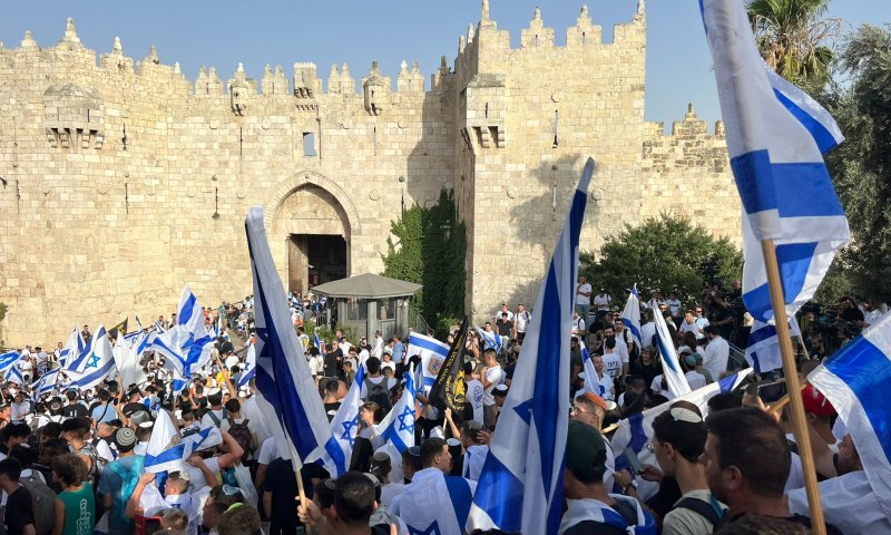 "לצעוד בי-ם תחת שמירה זו לא ריבונות זו גלות"