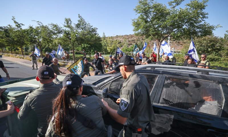 התפרעות ליד הבית של לוין: מאבטחים חילצו אותו ברכב