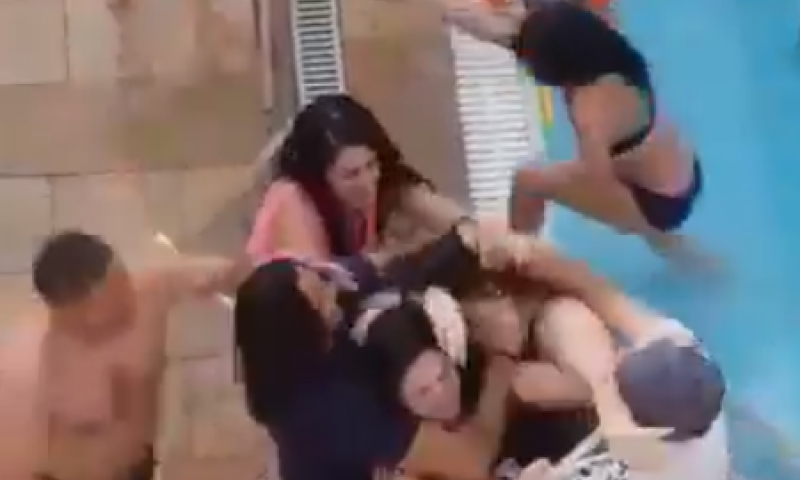 צפו: מציל ביקש מילדה לצאת מהבריכה- והותקף