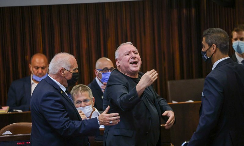 עימות בכנסת: "יא'קנגורו; קפצת בין 5 מפלגות". צפו