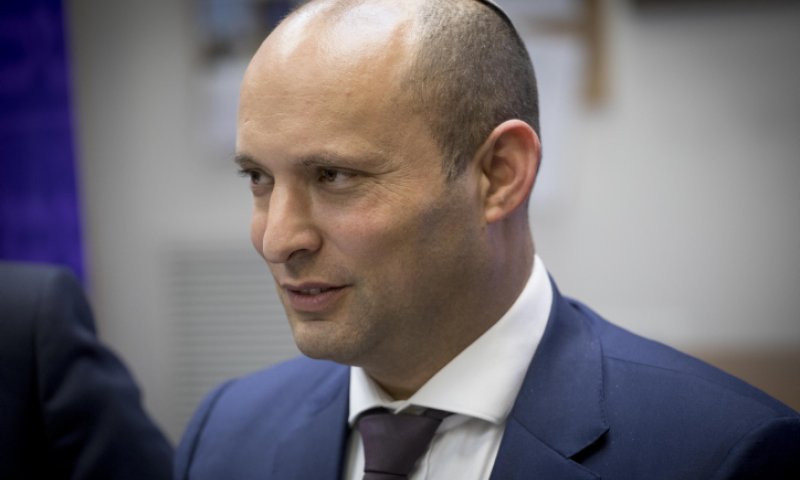 מתקפה חריפה על בנט: "אידיוט נבער"