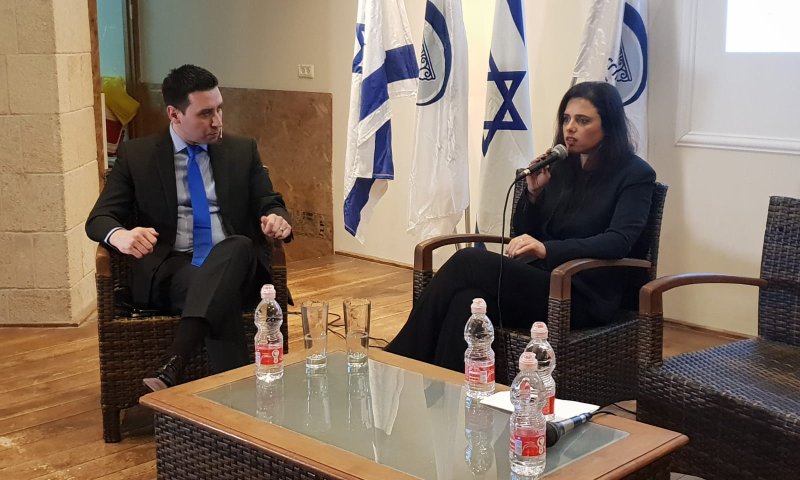 איילת שקד מצטרפת למתקפה על בני גנץ