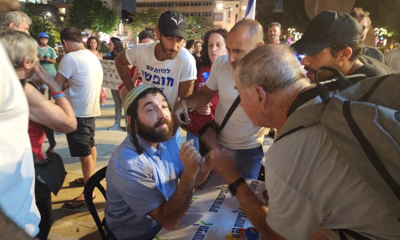 פעילי שמאל תוקפים בצעקות את צבי סוכות. צפו
