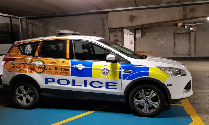 זעזוע בבריטניה: ילדה בת 9 נורתה למוות בביתה