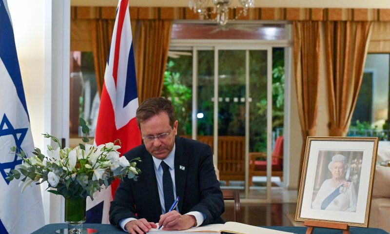 הרצוג: המלכה אליזבת- סמל של יציבות ומגדלור של מוסר