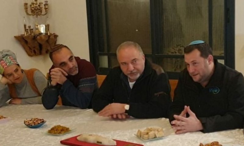 ליברמן ליוסי דגן: "יש לך את שמונה האצבעות שלנו"