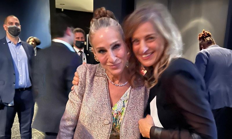 כבוד: שרה ג'סיקה פרקר לובשת כחול לבן