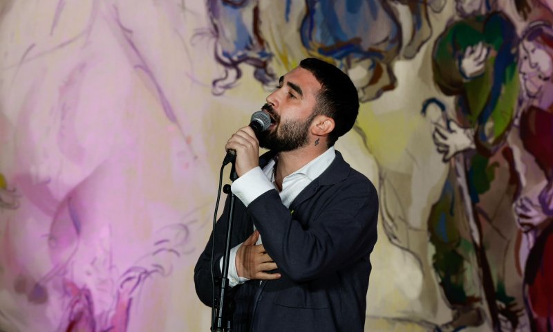 בהשתתפות יו"ר הכנסת: הזמר בן צור בהדלקת נרות חגיגית| צפו