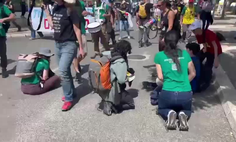 המשטרה נכשלה: עשרות מפגינים חוסמים את הגישה לכנסת