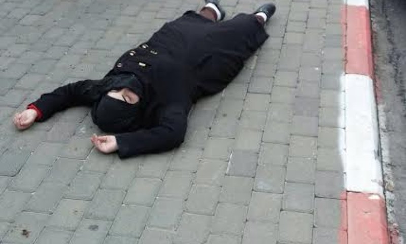 צפו: המחבלת שולפת סכין על המאבטח בביתר