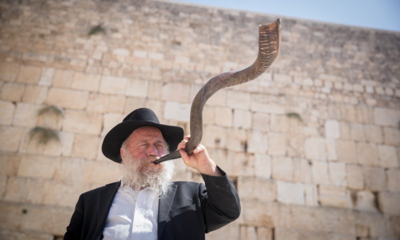 באיזה צד של הפה יש לתקוע בשופר?