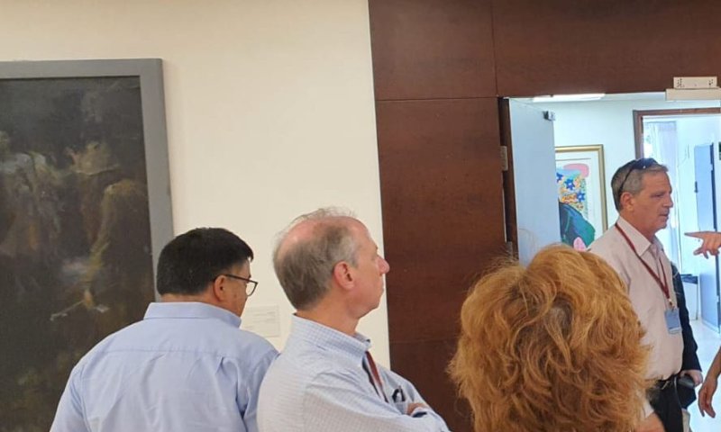 לאחר האיום; בנט נפגש עם מיכאל ביטון בלשכתו