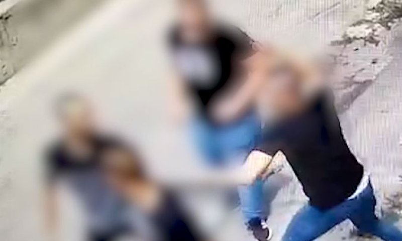 תיעוד מחריד: העיר לאדם אחר ונדקר בצורה קשה. צפו