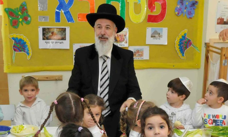 הרב יונה מצגר 'עשה סדר' עם ילדי קריית אונו