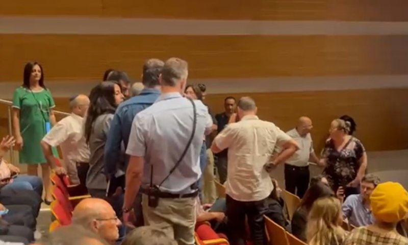 צפו: מפגינים פוצצו את נאומה של עידית סילמן