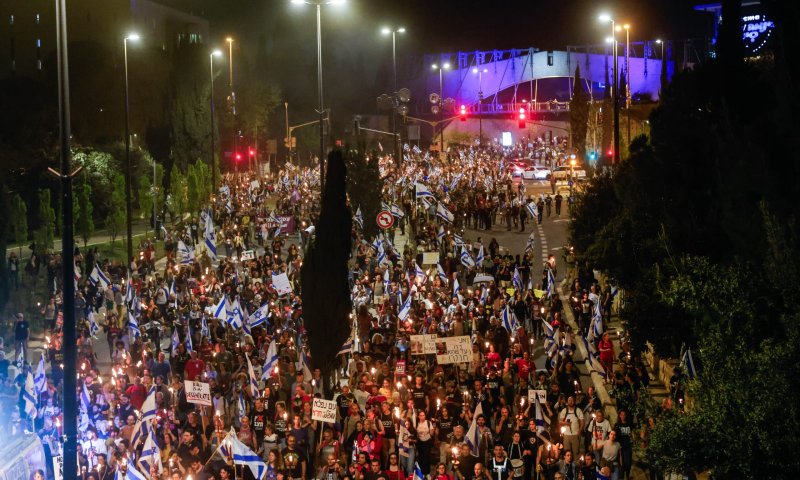 מאות מפגינים פרצו את המחסומים מול בית נתניהו