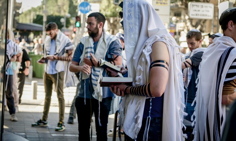 דרישה מרון חולדאי: תאפשר חופש תפילה בתל אביב