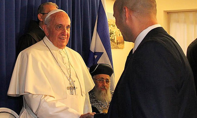 בנט פגש את האפיפיור: "יש לו עיניים טובות"