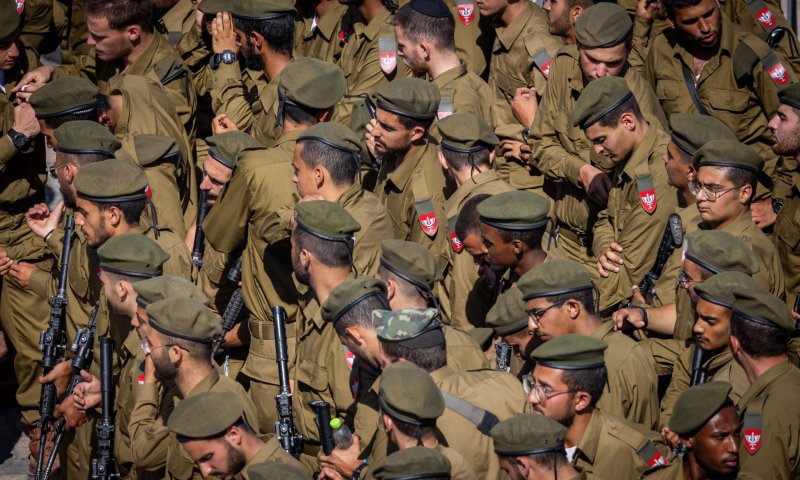 בעקבות המלחמה: השירות הצבאי של אלפי חיילים יוארך