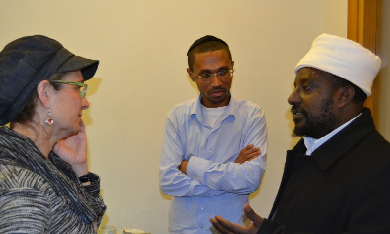 "מצהירים שאנחנו יהודים אך מתייחסים ליהדותינו בספק"