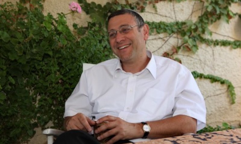 האם הרב בני לאו חושב שגם הציונות היא גזענות?