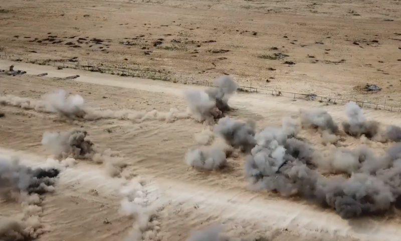 תיעוד: צה"ל מנטרל עשרות מטענים שהשליך חמאס