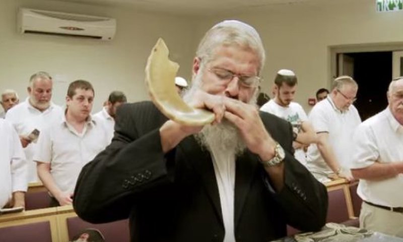 'מקדש מעט', פרק 2: בית הכנסת של קהילת 'גן אור'