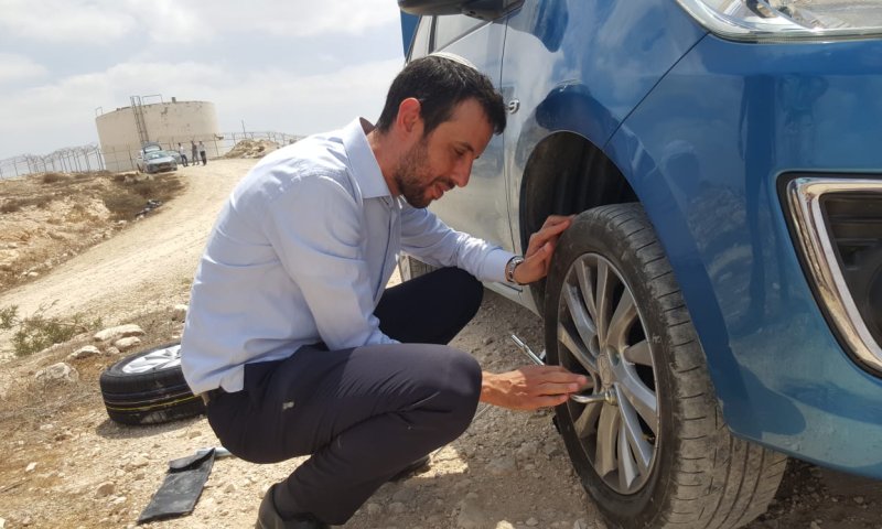 ח"כ מהליכוד נכנס לישוב הבדואי &ndash; כל הרכבים פונצ'רו