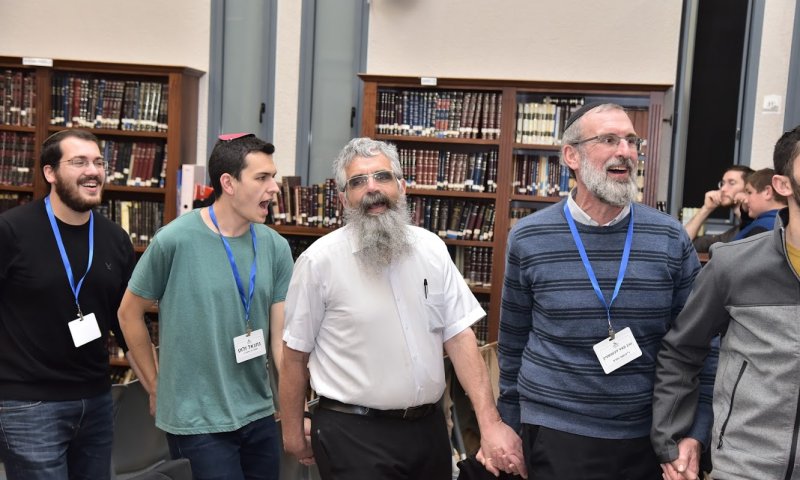 "חיבור נפלא" | הישיבה של הרב שרלו עם תושבי ת"א